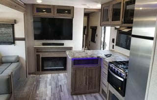 2022 Zinger  sleeps 10 COMFORTABLY!