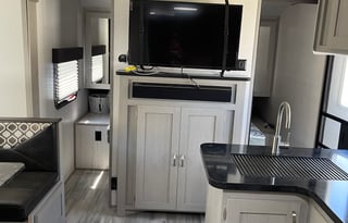 Raymond's Prime Time 24DBS Travel Trailer