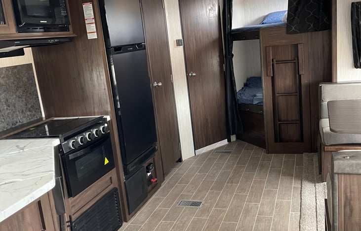 Spacious living/kitchen area