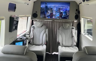 2022 Supreme Sprinter. Fully loaded. Seats 12.