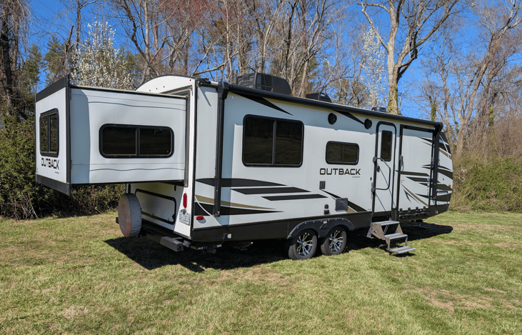 Outback Ultra Lite is a great toy hauler model with all the modern amenities you will need for your trip. At 28 feet long, it is easy to tow as well.