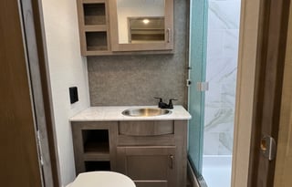 RV Queen's Bunk House!!! Sleeps 8! "Daisy"