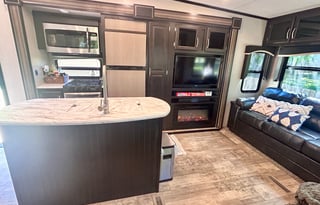 Modern 5th Wheel: Fireplace, Island & 2 Queens