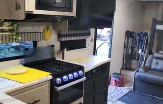 FAMILY  FUN TIME FULLY STOCKED SLIDEOUT