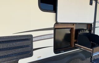 LARGE FAMILY CAMPER WITH PRIVATE QUEEN BEDROOM