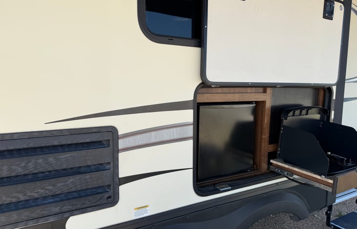 Outdoor cooktop and mini fridge