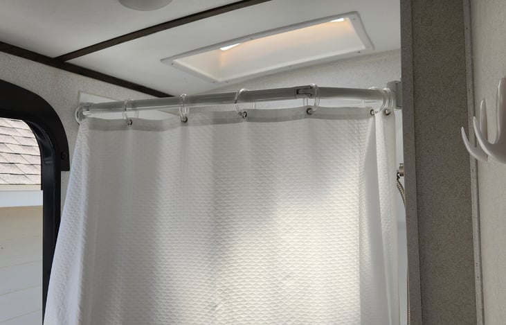 Extended curtain, giving plenty of shower space