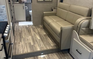 2023 Thor w/large slide out - Make Treasured Times