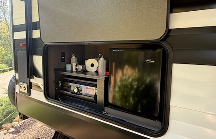 Enjoy the outdoor kitchen with a small refrigerator. (Perfect for the kids treats or some beverages for the cook!)
Flat top grill for breakfasts, smash burgers, hibachi?