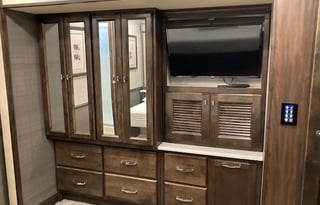 Classy Lady - Tiffin Open Road Allegro with Bunks