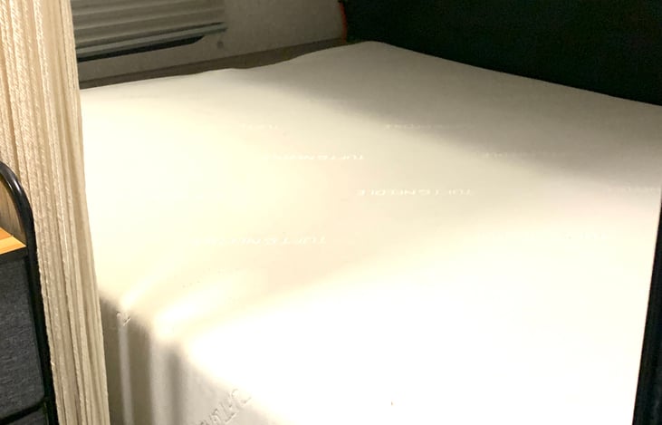 Super comfortable Queen TUFT & NEEDLE Memory foam mattress. Alcove ledge to hold your devices. 2 Reading lights and a cute boho macrame curtain divider for added privacy. Message me for better photos.