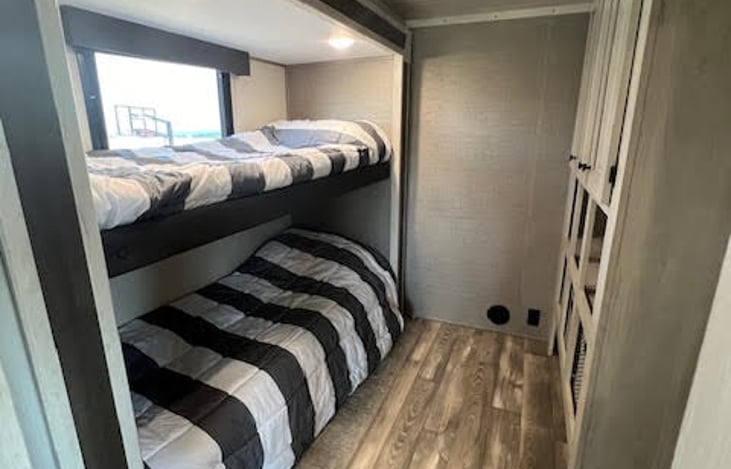 Bunk Room - 2 twin bunks and king loft bunk