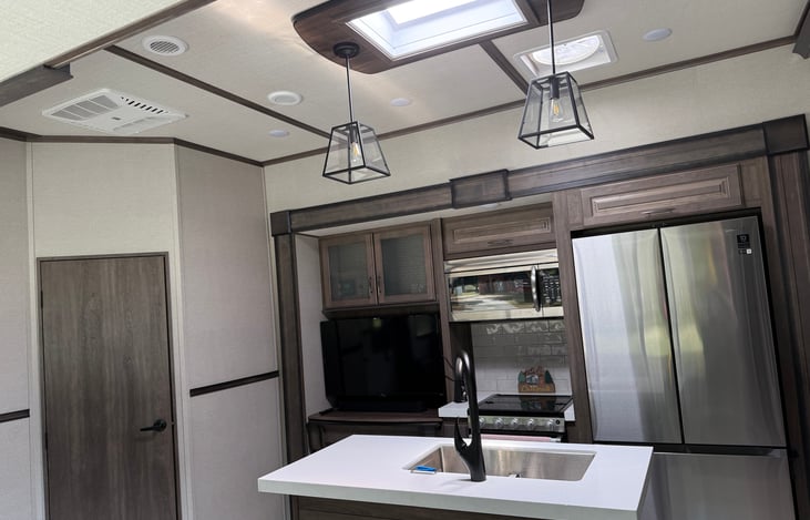 WiFi, smart tv, soundbar and surround speakers.
Kitchen: residential refrigerator w/ice maker, microwave, oven and stove. Pots and pans provided.