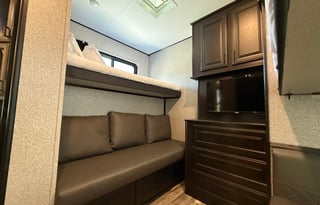 Luxury 5th Wheel Bunkhouse, Sleeps 10 + 1.5 Baths