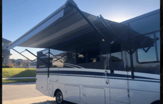 Class A Winnebago Adventurer - OMNE1021