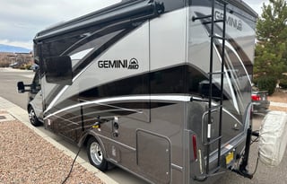 Daniel’s Family & Pet Friendly Thor Gemini AWD23TW