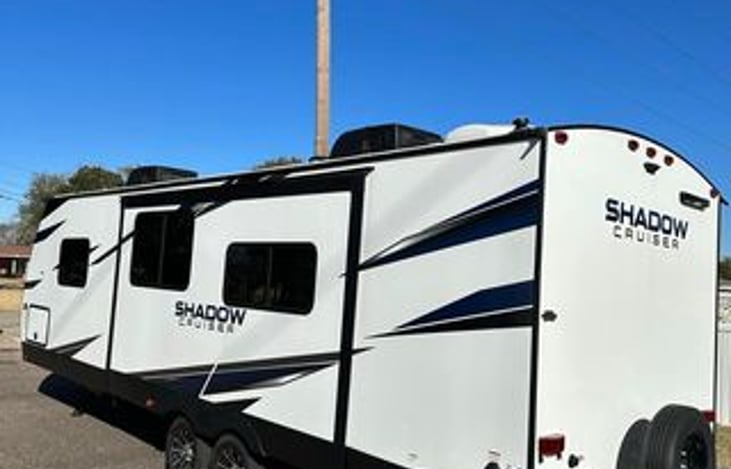 In this photo you'll notice the spare tire, along with the automatic stabilizer so no cranking and working hours making sure the rig wont tilt!.