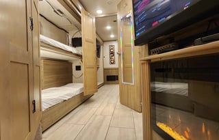 Class A Diesel Pusher bunkhouse w/ 2 full baths