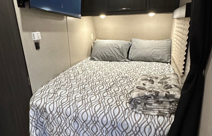 Full bed at the entrance. Bedding is provided.