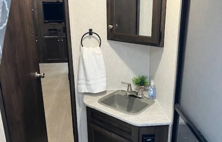 Youn have knee room and standing in this bathroom.