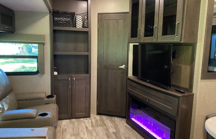 Electric fireplace for a cozy ambiance. Can be used with or without heat.