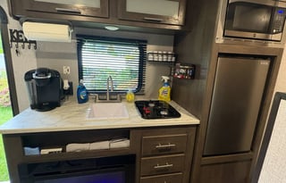 2021 Coleman-Fully Loaded Glamping Travel Trailer!