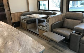 32ft Class C w/Outdoor Kitchen, all items included