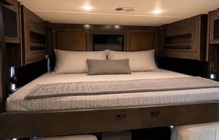 Easy-to-Drive Fleetwood Bounder Luxury Class A