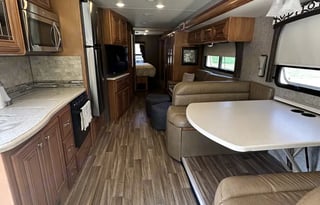 2017 Thor Miramar 34.2,Tailgate-outdoor Kitchen/TV