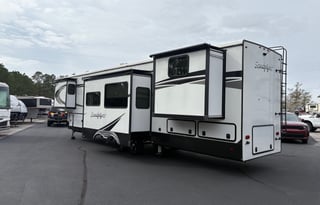 Hamilton's Hangout 3- Bunkhouse Beauty-NO PETS