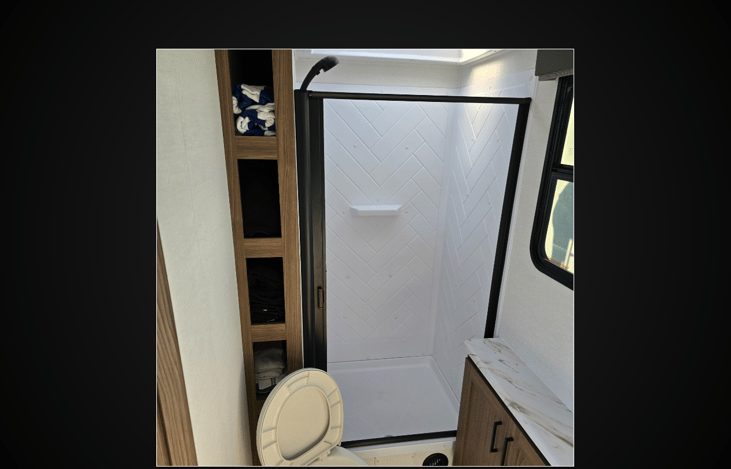 🚿 Full Stand-Up Shower
Enjoy the convenience of a full stand-up shower in the bathroom no crouching necessary!