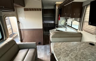 Thor Chateau 28Z – Cozy RV w/ Starlink & TVs