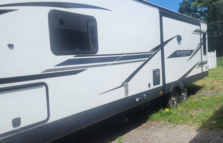 full trailer, one slide out on each side