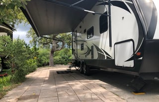 Couples Luxury RV Retreat – Pet-Friendly