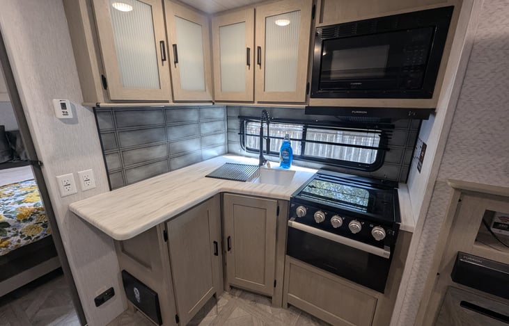 Kitchen/Stove top and microwave