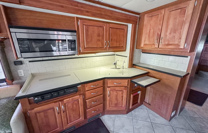 With the inserts, the kitchen features a TON of countertop space for food preparation.