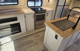 2023 5th Wheel-The Comfort Crusader