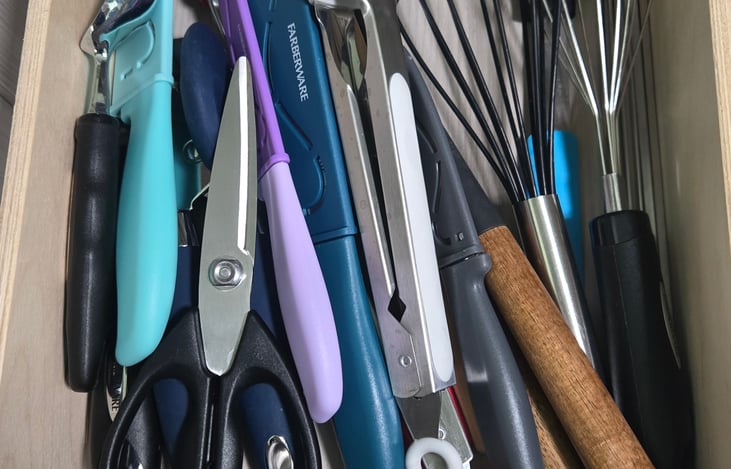 Scissors, ice cream scoop, knives, tongs, bowl scraper, mixing spoons, spatula, whisks, basting brush