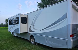 2004 Thor Four Winds Hurricane 32ft.