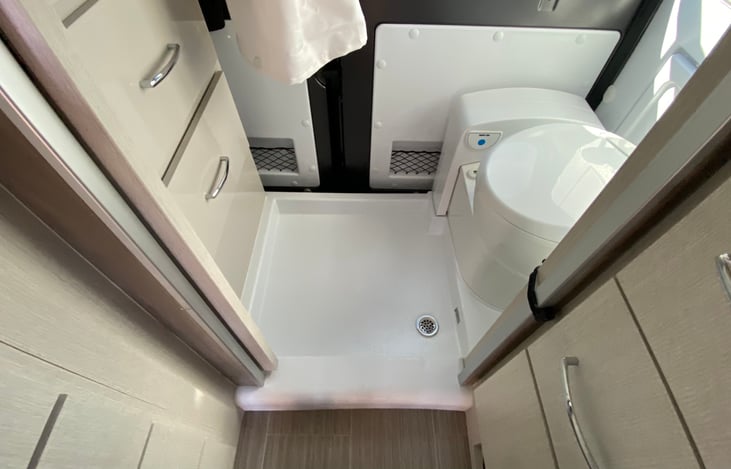 Bathroom with wet bath and cassette toilet (to the right)