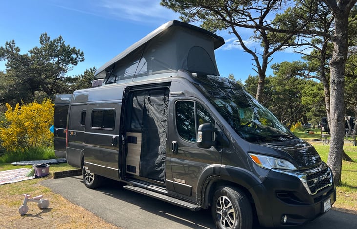 Designed to enhance your outdoor adventures. The insect screen adds an extra layer of comfort, allowing you to enjoy fresh air while keeping unwanted insects outside.