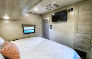 Family & Pet Friendly Toy Hauler Off Grid Capable