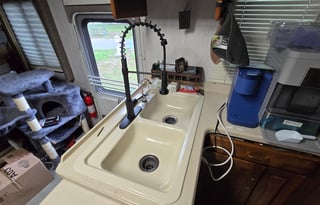 Big Booty Betty - Washer/Dryer - VERY HOT SHOWERS!