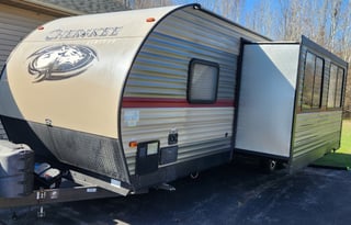 Cherokee Red sleeps 6 w/pvt queen & bunks