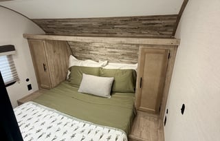 2025 Gulf Stream Enlighten #42 Sleep8