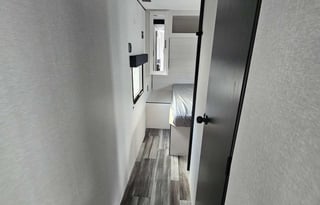 Large 37', 1.5 baths, Wi-Fi, Hot Water, Generator