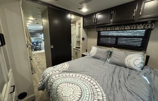 Family - Friendly 32ft Class C  < Sleeps 8   >