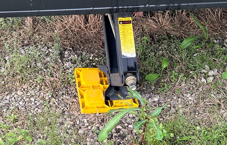 Stabilizing jacks (4) with leveling blocks