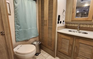 Class A Diesel Pusher bunkhouse w/ 2 full baths