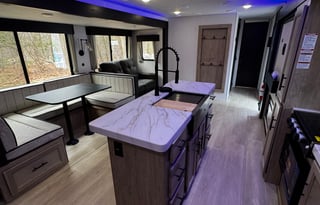 Pet Friendly- Sleeps 9- Outdoor Kitchen